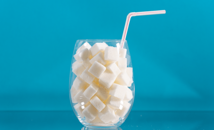 Существует ли связь между напитками, содержащими сахар, и возникновением ожирения?